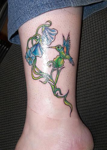 小腿蓝色的花朵与蜂鸟纹身图案
