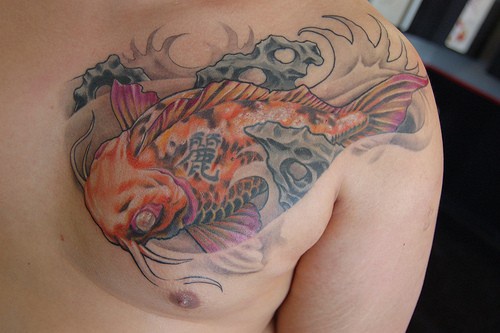 黄色的鱼胸部纹身图案