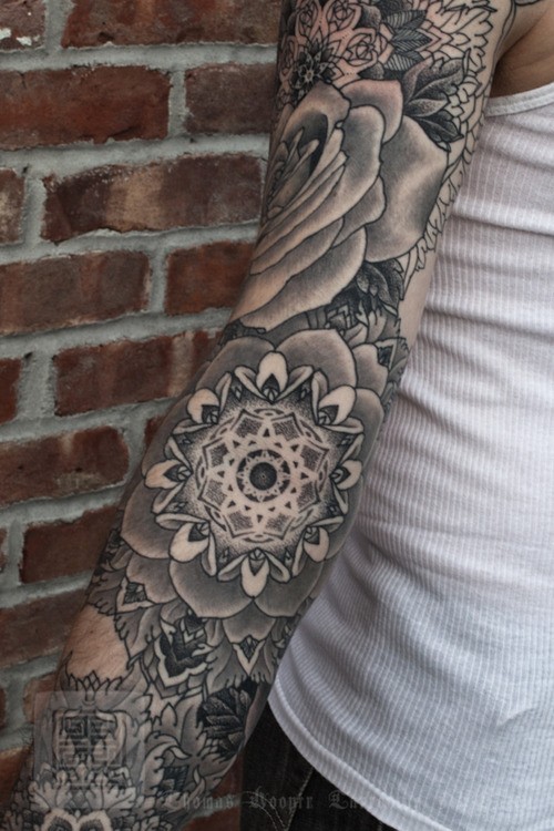 有趣的黑灰花卉手臂纹身图案