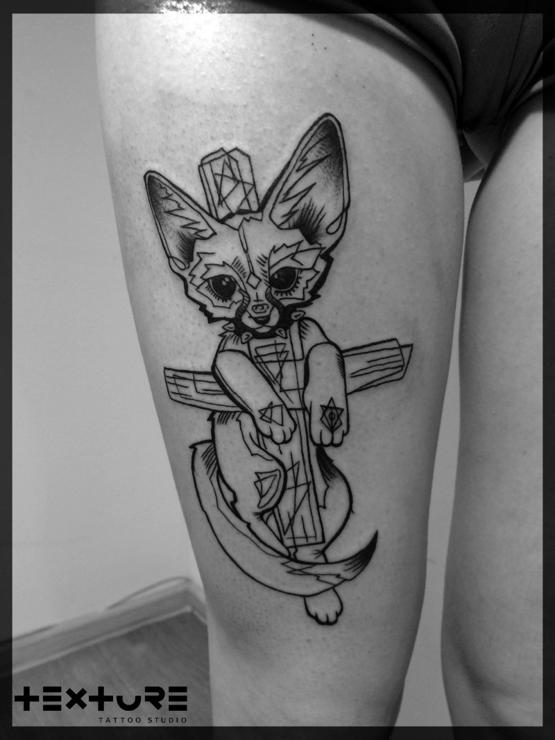 大腿黑色线条滑稽的神秘猫与十字架纹身图案