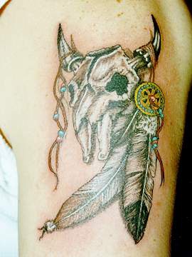 公牛颅骨和羽毛装饰纹身图案