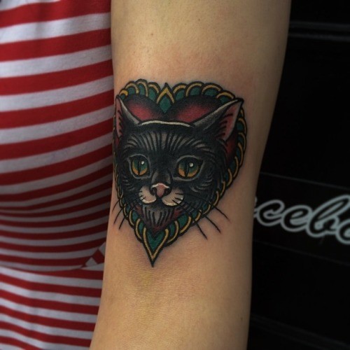 手臂黑猫和心形纹身图案