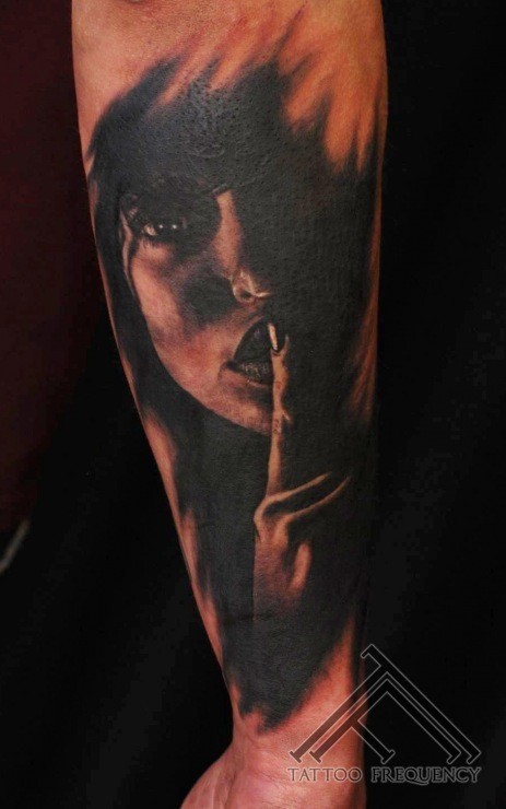 手臂可怕的黑暗女人脸纹身图案