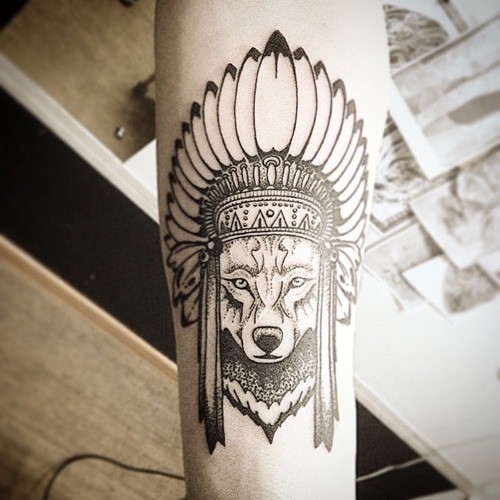 小臂黑色印度狼与头盔纹身图案