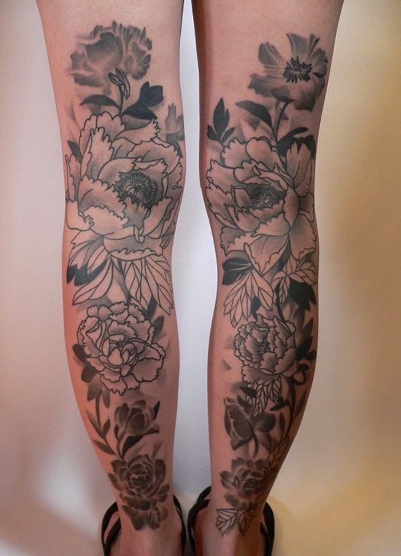 腿部漂亮的黑灰牡丹花纹身图案