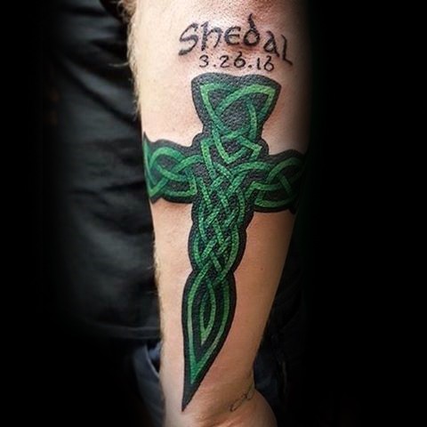 手臂绿色的凯尔特十字架和字母纹身图案