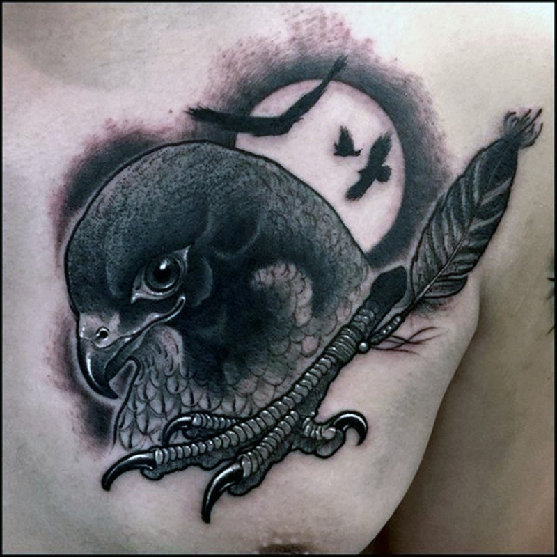 复古风格黑色怪鹰头与鹰腿胸部纹身图案