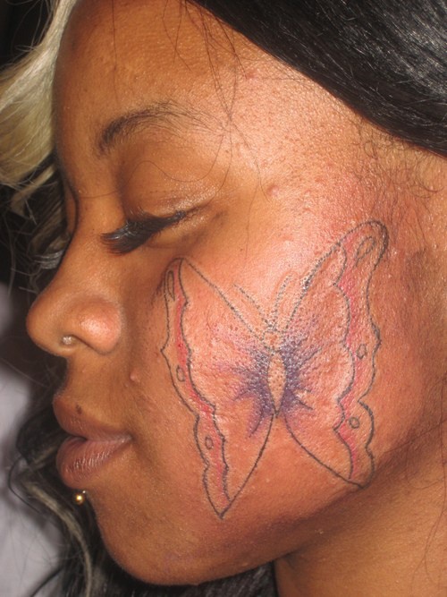 肩部疯狂的蝴蝶纹身图案