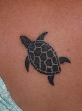 非常小的黑色乌龟纹身图案