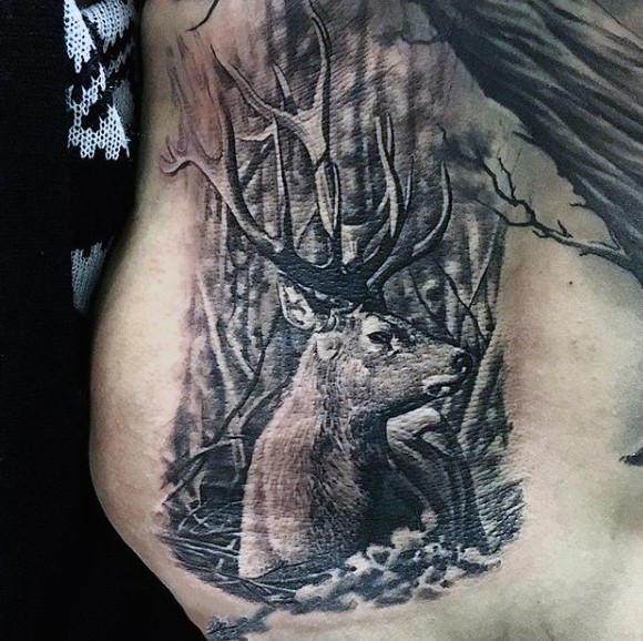 写实风格黑色鹿在黑暗森林纹身图案