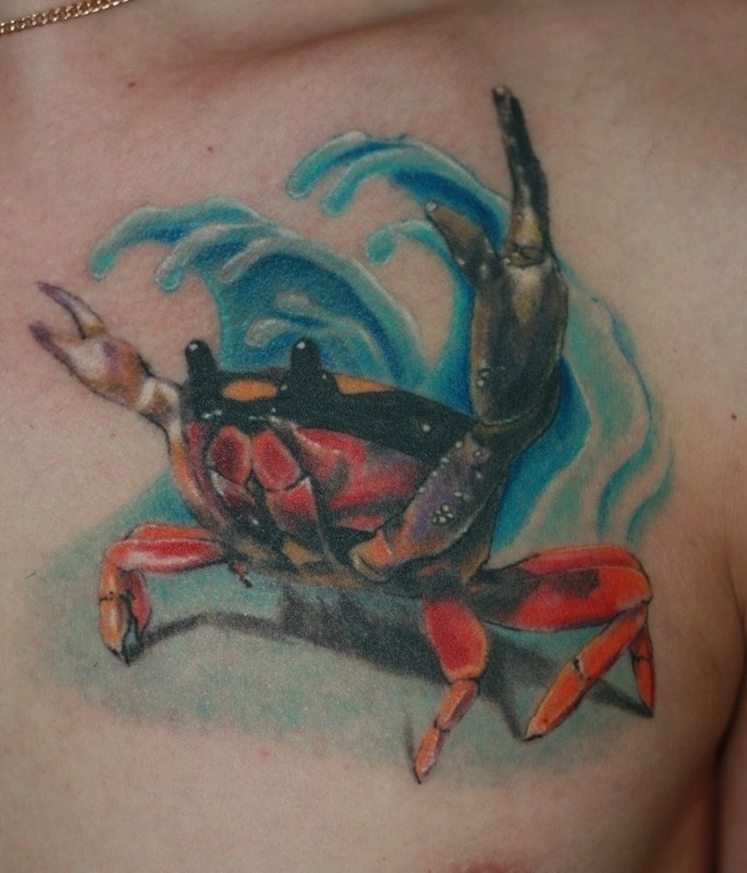 胸部彩绘螃蟹和蓝色浪花纹身图案