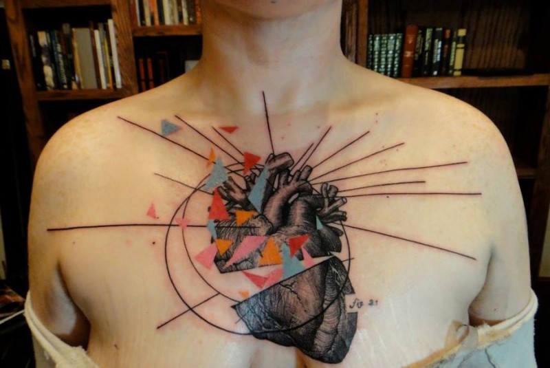 胸部切开的心脏与五彩三角形纹身图案