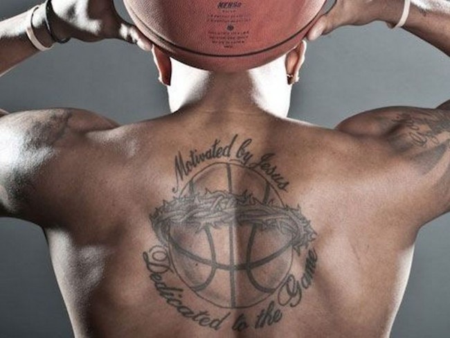 背部黑色藤蔓和字母纪念篮球纹身图案