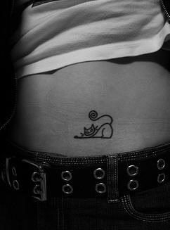 腹部黑线条漂亮的猫纹身图案