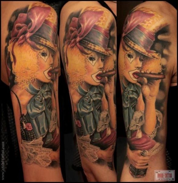手臂惊人的吸烟小丑纹身图案