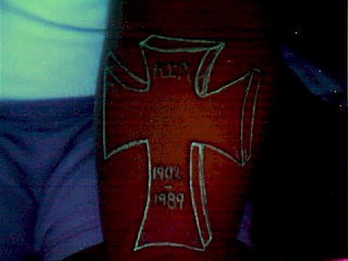 墓碑十字架荧光纹身图案