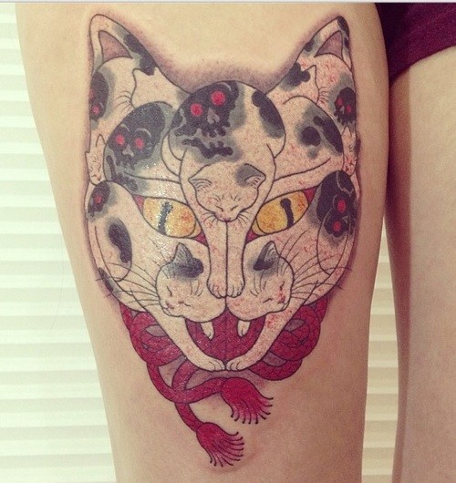 大腿彩色的神秘猫纹身图案