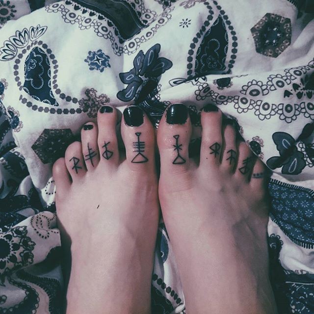 脚趾个性黑色部落符号纹身图案
