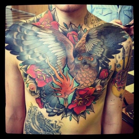 胸部彩绘猫头鹰鲜花和蜡烛纹身图案