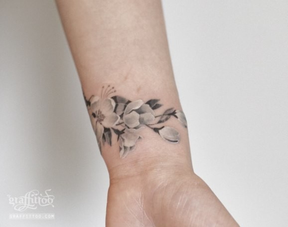 优雅的白色和灰色樱花手腕纹身图案