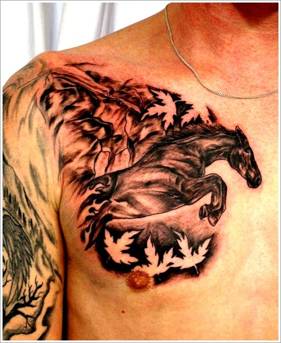 胸部奔跑的马结合枫叶纹身图案