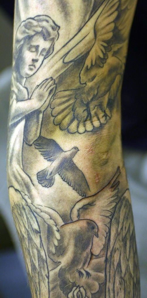 祈祷的小天使和鸽子纹身图案