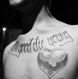 胸部心形和字母纹身图案