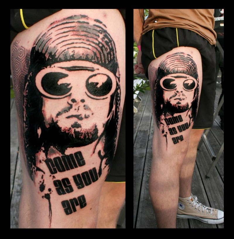 大腿黑色字母太阳眼镜和抽烟男人纹身图案