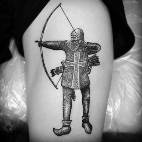 大腿简单的中世纪射手黑色点刺纹身图案
