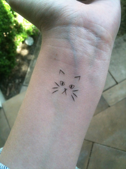 超级简约的猫手腕纹身图案