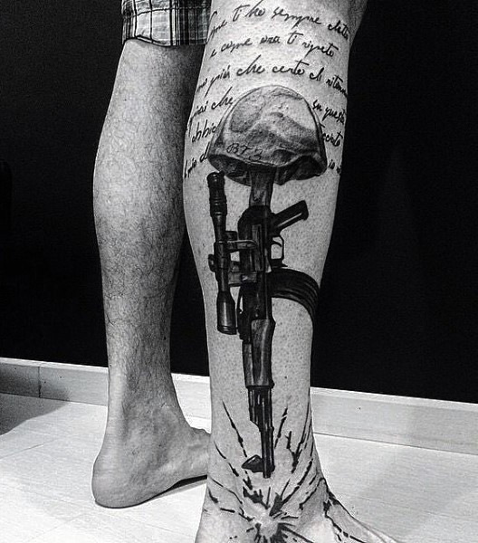 小腿黑色步枪水母头与字母纹身图案