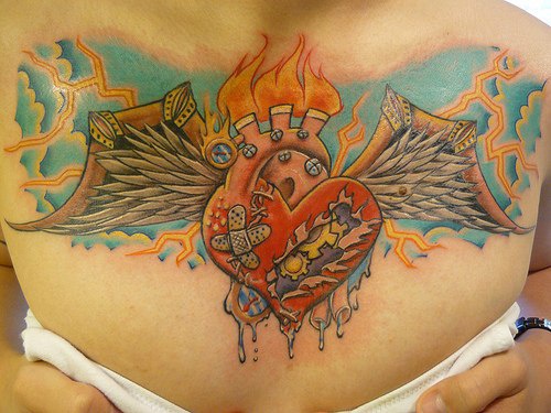 圣心与天空和翅膀胸部纹身图案