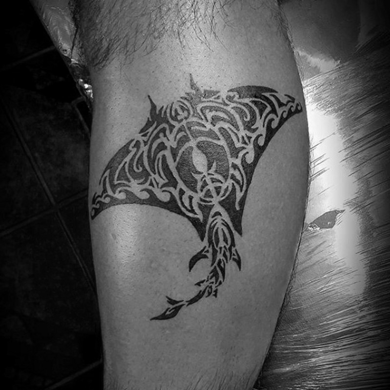 手臂黑色部落饰品程鳐鱼纹身图案