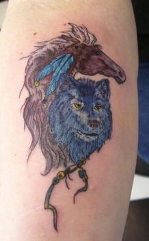 蓝色的狼与棕色的马纹身图案
