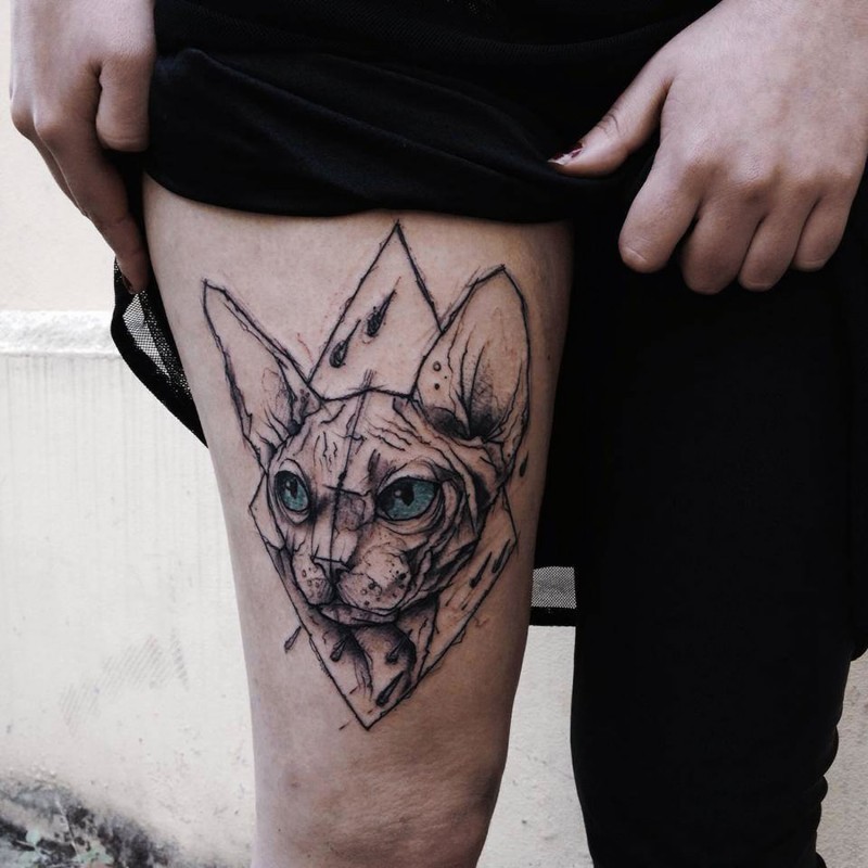 大腿有趣的设计彩色几何猫纹身图案