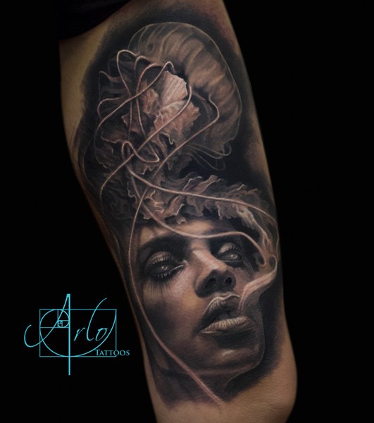 创意黑灰女性肖像与华丽水母纹身图案