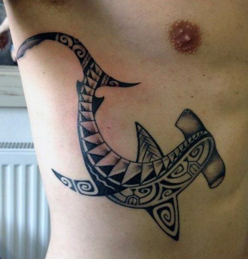 侧肋黑色的波利尼西亚风格锤头鲨纹身图案