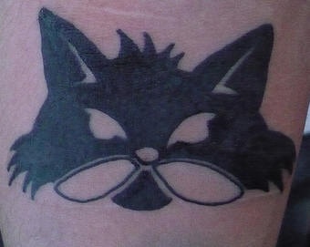 简约的黑白猫纹身图案