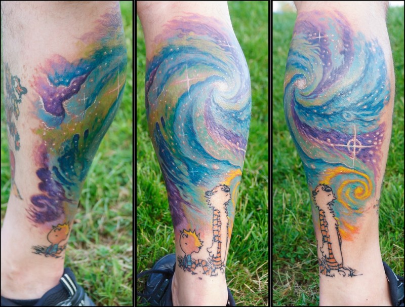 腿部彩色漩涡星空和卡通男孩与老虎纹身图案