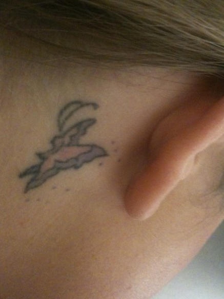 耳朵后面的小蝴蝶纹身图案