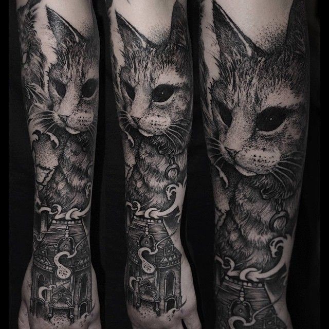 小臂点刺黑白很酷的猫和房子纹身图案