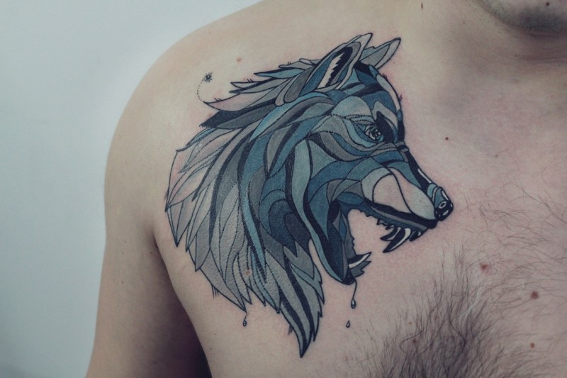 胸部彩色个性的狼头纹身图案