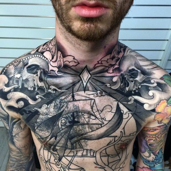 胸部不寻常的黑色骷髅与船纹身图案