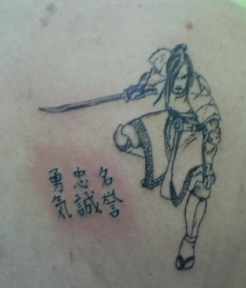 黑色日本武士与汉字纹身图案