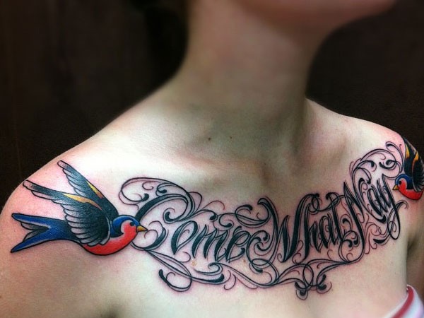 可爱的燕子和花体英文字母胸部纹身图案