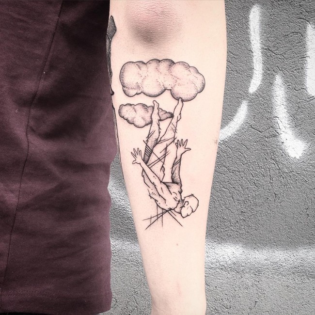 小臂素描风格黑色从天而降的男子纹身图案
