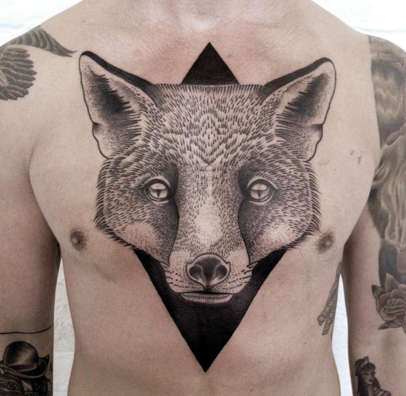 胸部黑色几何狐狸头纹身图案