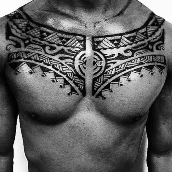 简单设计的黑白部落图腾胸部纹身图案