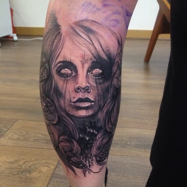 小腿黑色的恐怖风格神秘女人肖像纹身图案