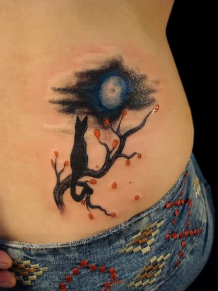 午夜月光和树上的猫纹身图案